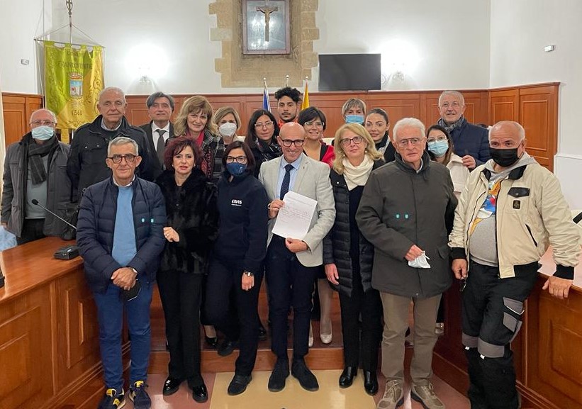 Il Lions Club Di Lentini Consegna Le Borracce Agli Alunni Dell Istituto