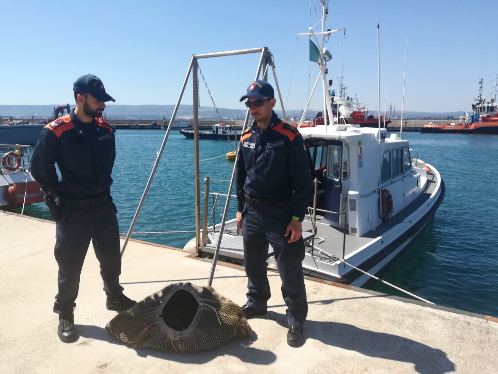 Risultato immagini per SEQUESTRO MARE AUGUSTA"